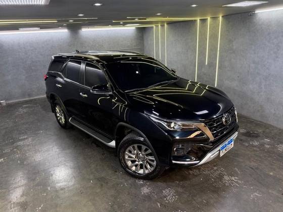 TOYOTA HILUX SW4 2.8 D-4D TURBO DIESEL SRX 7L 4X4 AUTOMÁTICO
